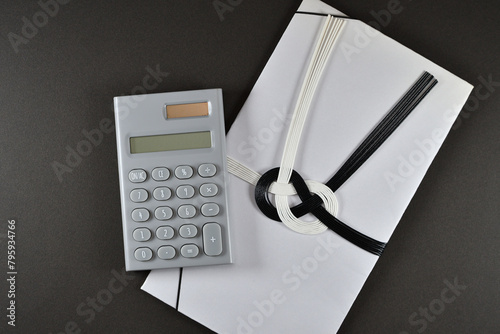 不祝儀袋と電卓で香典の相場のイメージ