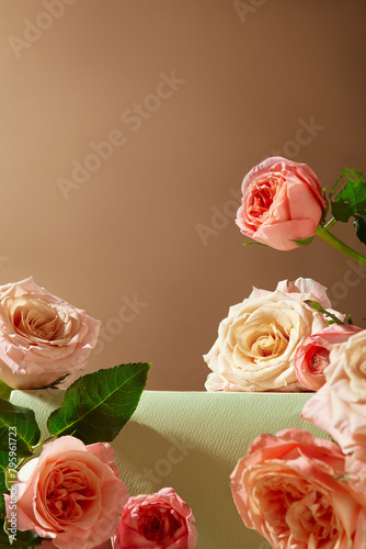 Φωτογραφία Various roses with pink color arranged around empty white pedestal on brown background