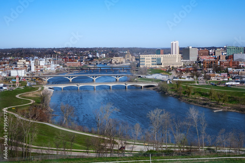 Fototapeta Naklejka Na Ścianę i Meble -  Cedar Rapids, Iowa, USA daytime city view with Cedar River and bridges.