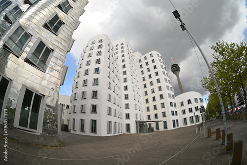 häuser und rheinturm an der mannesmannpromenade in düsseldorf in der nähe medienhafen, deutschland photo