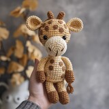 Una encantadora figurita de crochet de una girafa muy sencilla