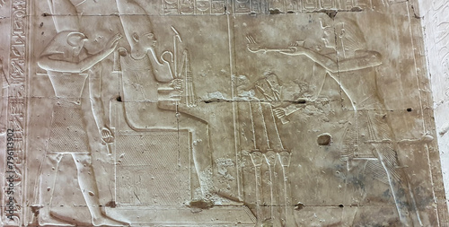 Tableau sur toile Pharoah Seti I makes offerings to Osiris seated and Horus in a wall relief in th