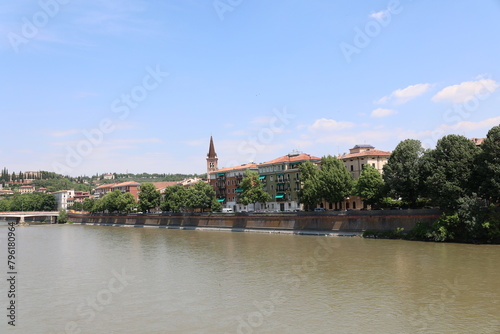 Blick in die Historische Altstadt von Verona in Italien 
