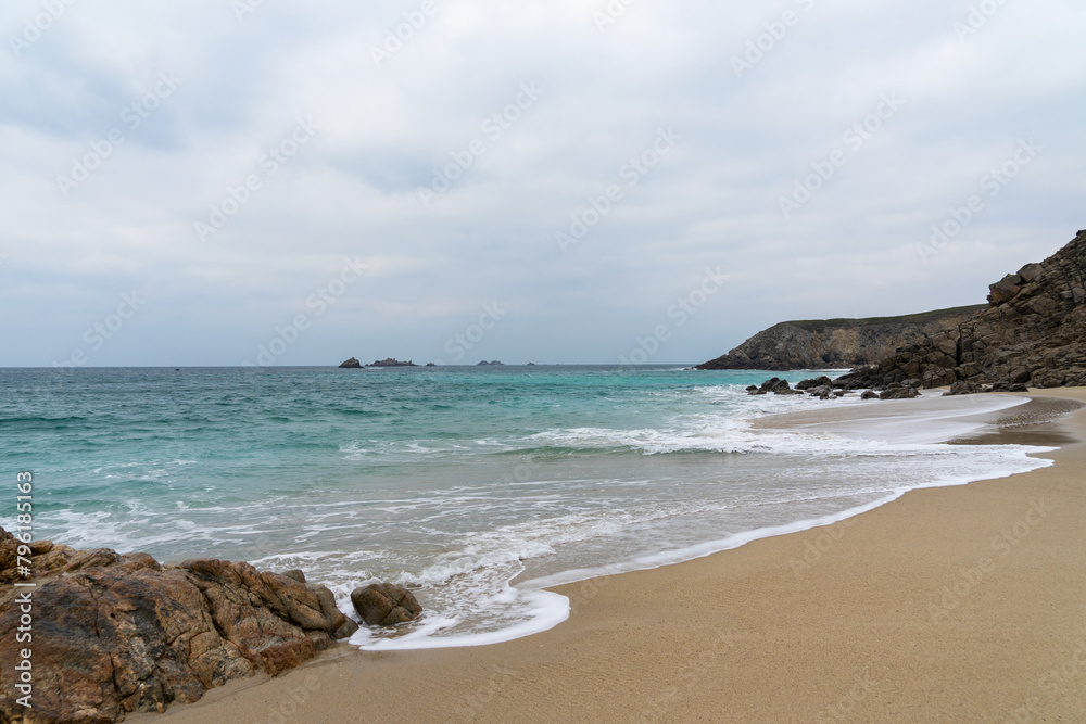 Le littoral breton, entre falaises et plages, dévoile un spectacle saisissant : sable, rochers et eaux turquoises sous un ciel couvert. Le littoral breton, entre falaises et plages, dévoile un spectacle saisissant : sable, rochers et eaux turquoises sous un ciel couvert.