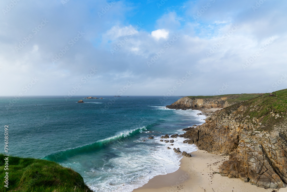 Des falaises majestueuses offrent une vue panoramique sur la mer d'Iroise, où les eaux turquoises caressent la plage de sable blanc, un spectacle saisissant. Des falaises majestueuses offrent une vue panoramique sur la mer d'Iroise, où les eaux turquoises caressent la plage de sable blanc, un spectacle saisissant.