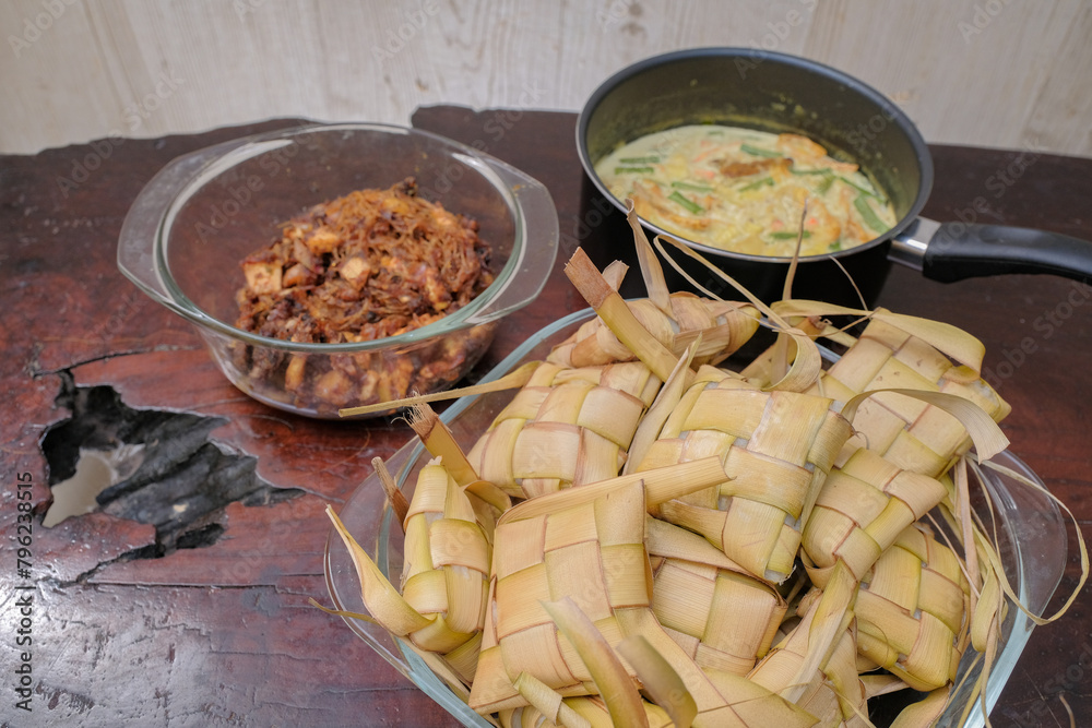 Ketupat typical Hari Raya, served with Rendang, Lodeh, and Sambal Goreng . Special dishes during Eid al-Fitr, especially in Malaysia