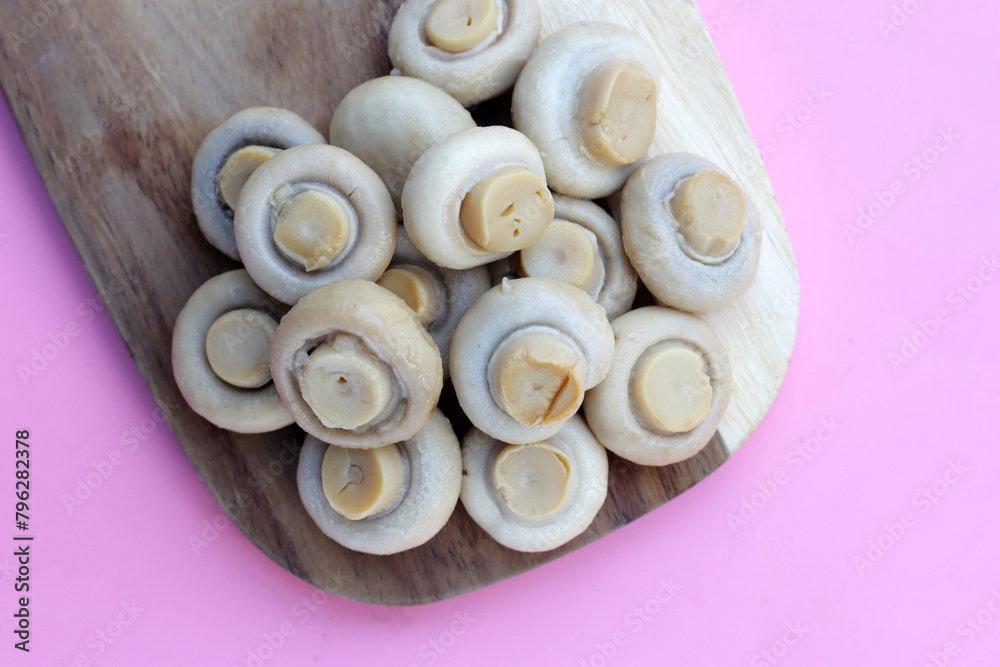 Champignon mushrooms in brine. Canned champignon mushrooms whole Champignon mushrooms in brine. Canned champignon mushrooms whole