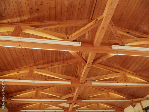 日本の施設の建物の木造の天井の様子