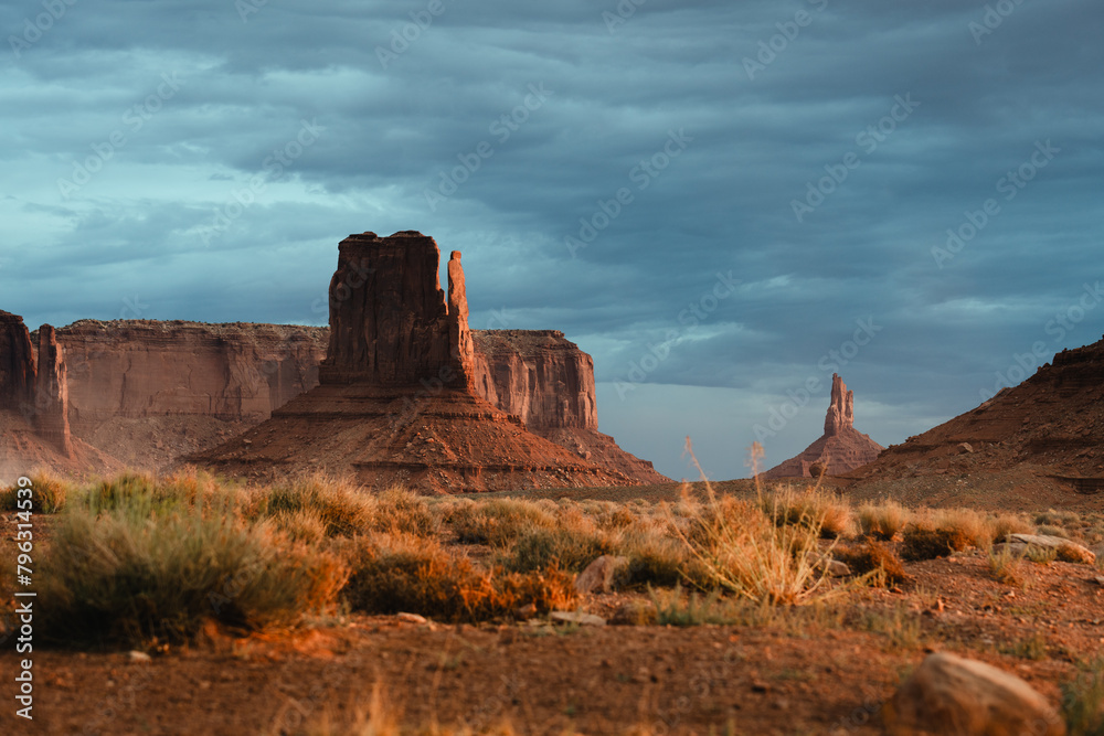 Fototapeta premium Sunrise in the beautiful mesas of Monument Valley, Utah