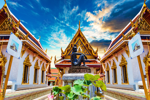 Tailandia Palacio Real puesta de sol paisaje.
Gran palacio y el templo Wat phra keaw en la ciudad de bangkok. photo