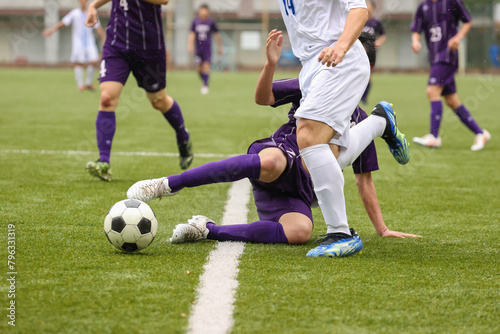 サッカーの試合でスライディングするし、ボールを奪う選手 © D maborosi