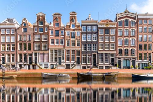 Obraz na płótnie Amsterdam houses next to the canal on a sunny day w salonie