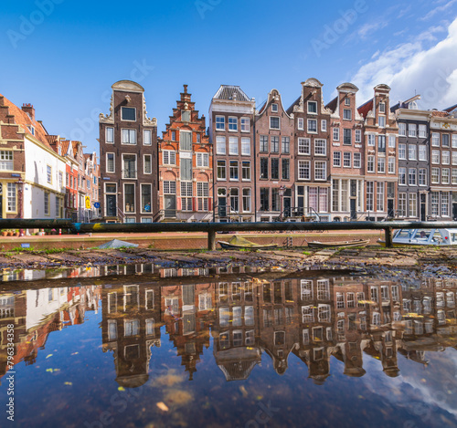 Obraz na płótnie Reflection of houses of Amsterdam on water w salonie