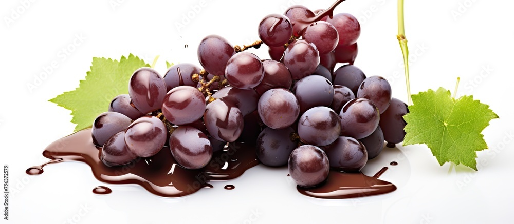 Obraz premium Bunch of grapes on table