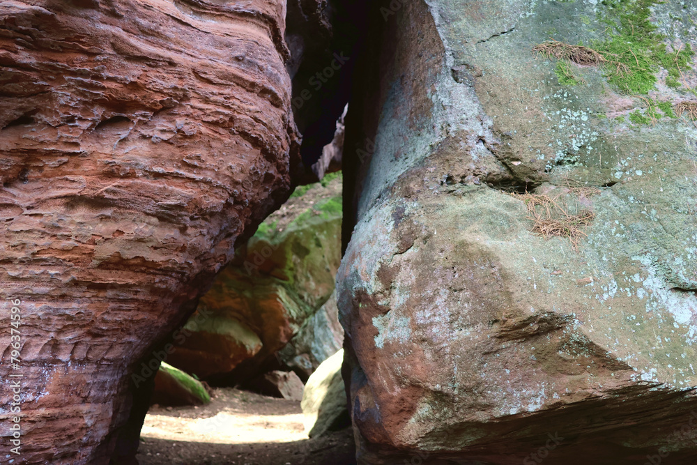 Buntsandstein-Formation Gebrochene Felsen im Pfälzerwald bei Pirmasens im deutschen Bundesland Rheinland-Pfalz. Aussicht vom Premium-Wanderweg Felsenwald Pirmasens. Buntsandstein-Formation Gebrochene Felsen im Pfälzerwald bei Pirmasens im deutschen Bundesland Rheinland-Pfalz. Aussicht vom Premium-Wanderweg Felsenwald Pirmasens.