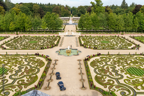 Foto View of the palace gardens including two antique cars, from the roof terrace of