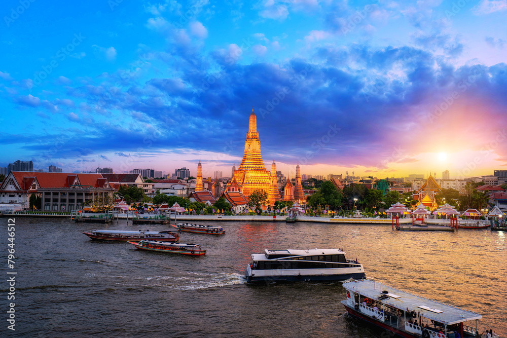 Obraz premium Wat Arun Temple at sunset landmark of Bangkok, Thailand.