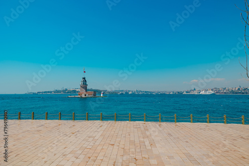 Slika na platnu Maiden's Tower aka Kiz Kulesi view with cityscape of Istanbul