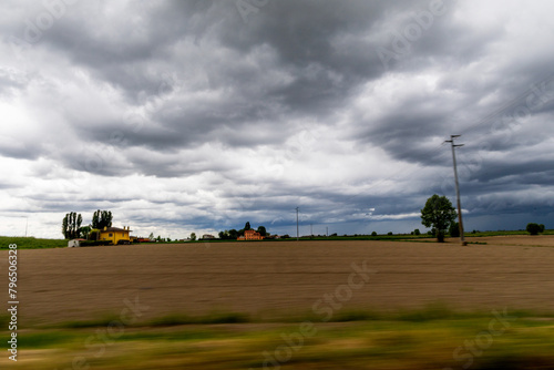 Cielo tempestoso sui campi agricoli nella provincia di Verona photo