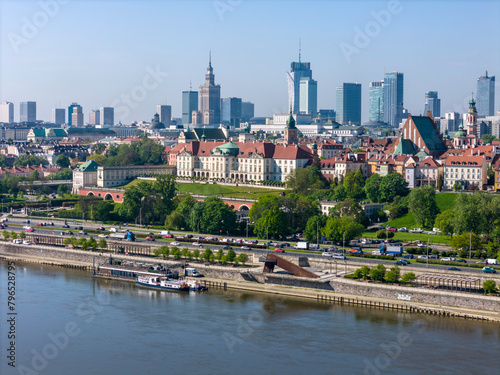 Panorama Warszawy z lotu ptaka nad Wisłą i centrum nowoczesne miasta w tle