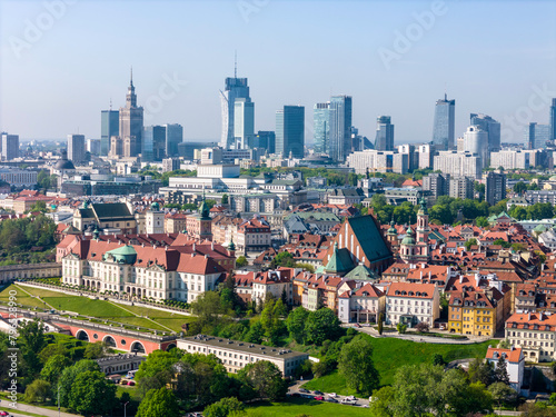 Panorama Warszawy z lotu ptaka nad Wisłą i centrum nowoczesne miasta w tle #796528990