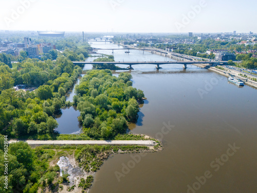 Panorama Warszawy z lotu ptaka nad Wisłą i centrum nowoczesne miasta w tle #796529144