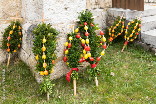 Palmstöcke am Palmsonntag vor der Mauritiuskiche in Neufra Hohenzollern