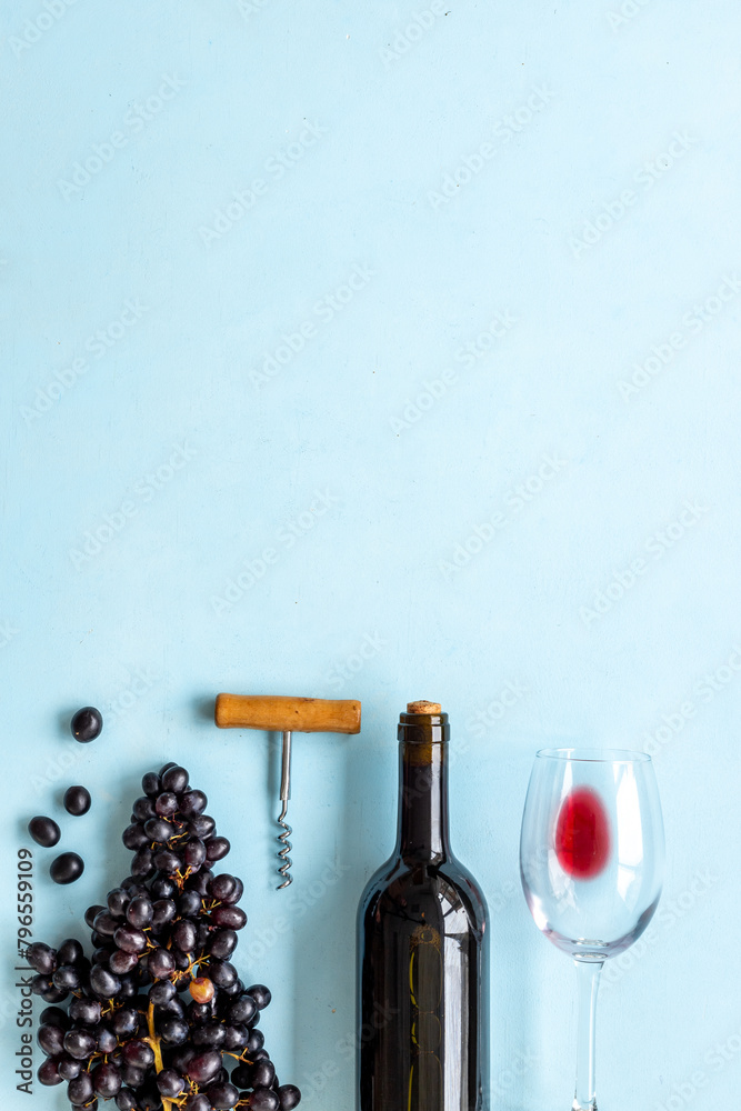 Obraz premium Bottle of wine with wineglass and grapes. Wine background