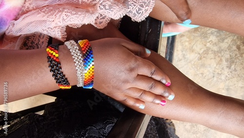 Hände eines kleinen Mädchen aus Tansania
