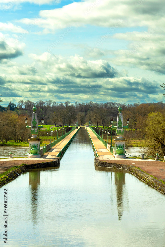 Fototapeta premium Pont canal de Briare, Loiret, Centre-Val de Loire, France, Europe
