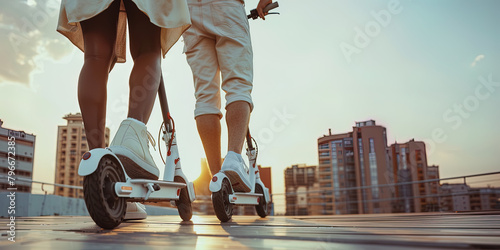 Elektro-Mobilität Mann und Frau mit einem E-Roller in der Stadt