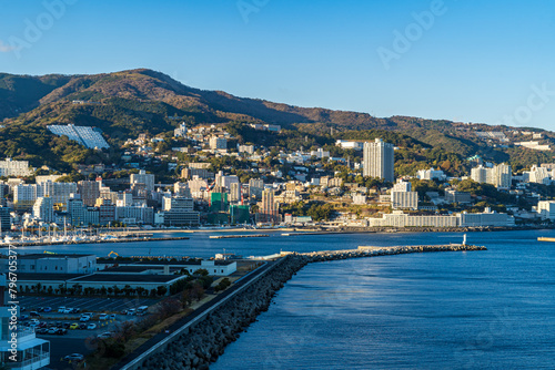 再開発が進む、熱海のビーチとマンションとホテルの風景
