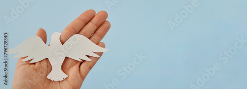 Tableau sur toile White paper origami bird on blue background