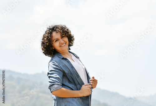 Mujer Guatemalteca con una bonita sonrisa mientras esta de viaje, al aire libre en un ambiente natural.