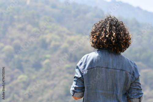 Chica joven Guatemalteca admirando el paisaje en las montañas de Guatemala. Espacio para texto al lado izquierdo. photo