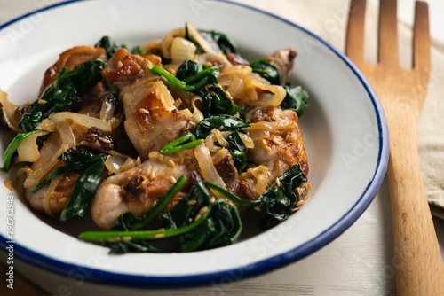 Recipe for fried rabbit with spinach and raisins. Traditional tapa from northern Spain.
