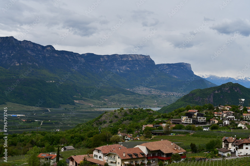 Schöne Landschaft bei Montan in Südtirol mit Blick nach Kaltern und dem Kalterer See 