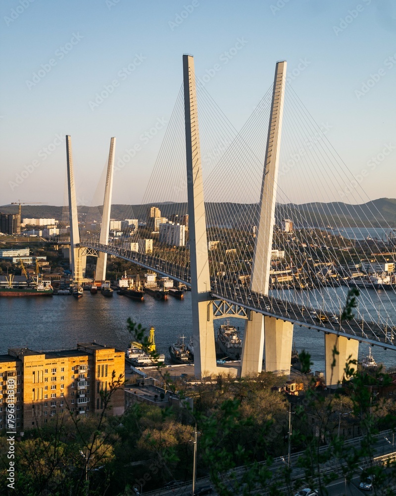 Obraz premium Golden Bridge in Vladivostok during Sunset