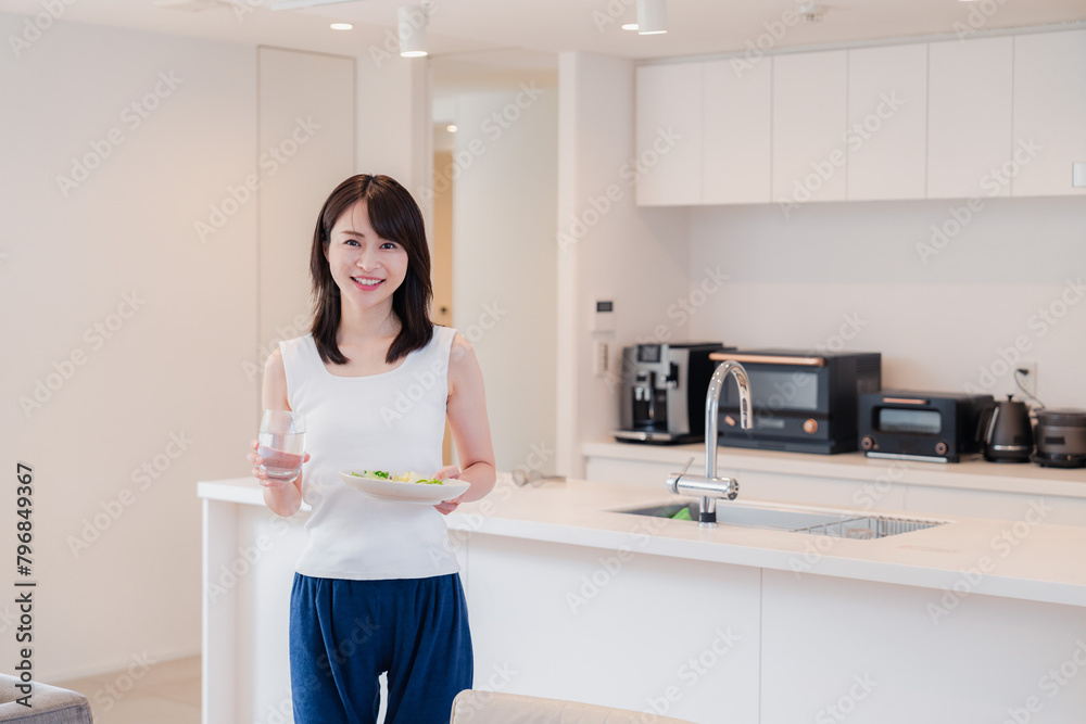 朝食を作る若い女性