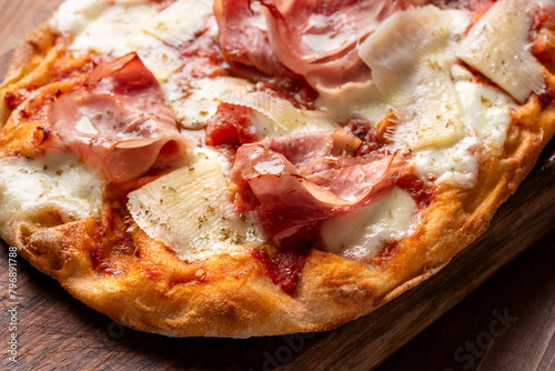 Deliziosa pinsa romana con prosciutto cotto e scaglie di grana, cibo italiano  photo