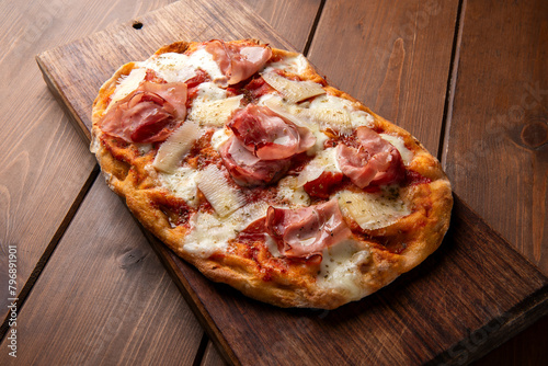 Deliziosa pinsa romana con prosciutto cotto e scaglie di grana, cibo italiano  photo