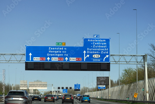 Autoverkehr auf Amsterdamer Autobahnring A10, E35 photo