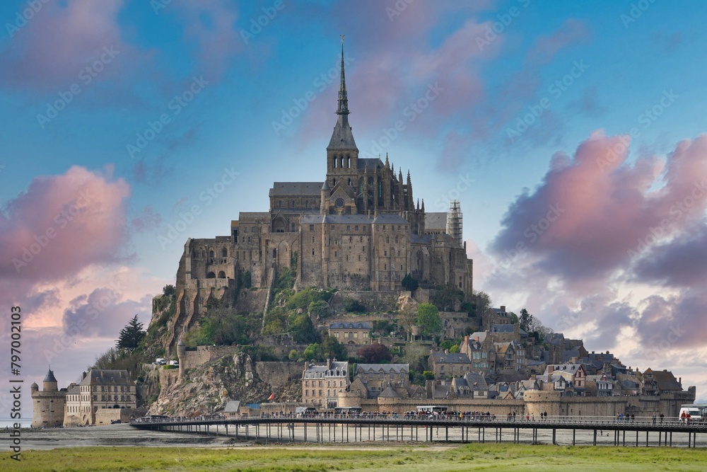 Obraz premium Mont-Saint-Michel in the evening light. 