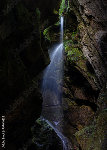 Vertical background of a waterfall © Daniel Thomas