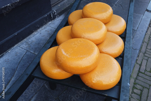 Whole round cheeses for sale at market square in Delft, Netherlands © Yingko