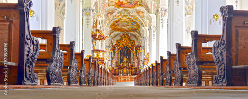 Innenansicht der Benediktinerklosterkirche St. Georg und Jakobus in Isny im Allgäu (Baden-Württemberg)