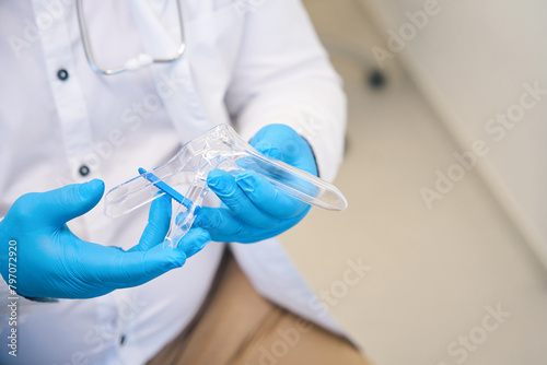 Canvas-taulu Professional nurse holding medical instrument in hospital