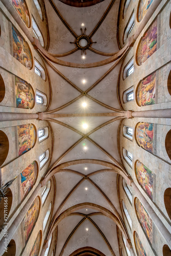 Deckenkonstruktion mit Verstrebungen, Pilastern und Lisenen des Mainzer Doms in Unteransicht