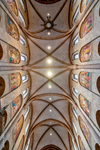 Deckenkonstruktion mit Verstrebungen, Pilastern und Lisenen des Mainzer Doms in Unteransicht