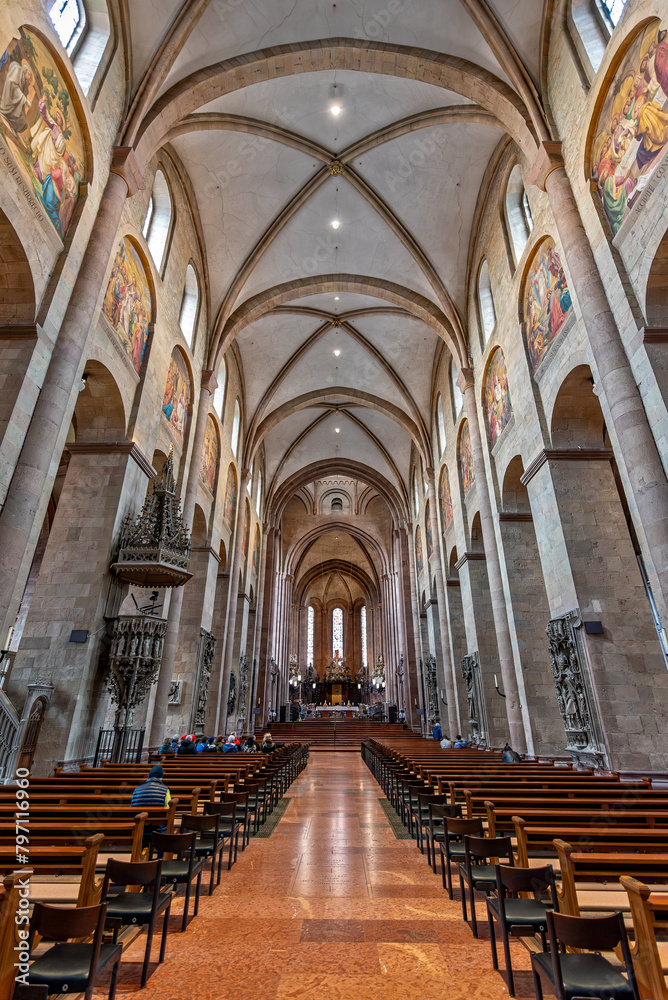 Mittelschiff, Westchor, Treppe, Deckenkonstruktion und Altarraum des Mainzer Doms mit Besuchern